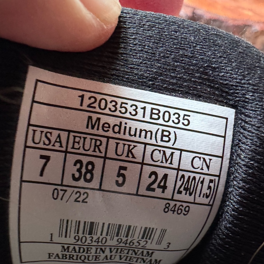 Brooks Adrenaline GTS 22 women's Running Shoes - Light Gray with Black Accents 7 - Picture 9 of 10